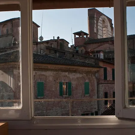 Simonetta לינה וארוחת בוקר סיינה