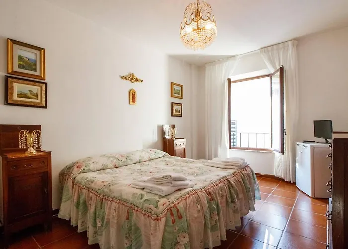 Simonetta לינה וארוחת בוקר 3*